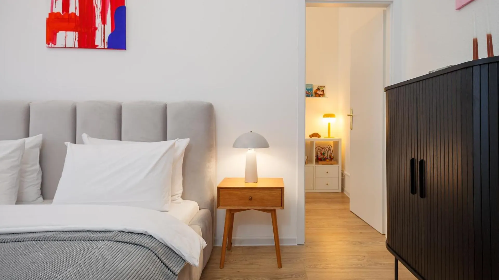 Appartement Oomph Berlin 3Br Apt With Light Tones And Artwork Duitsland