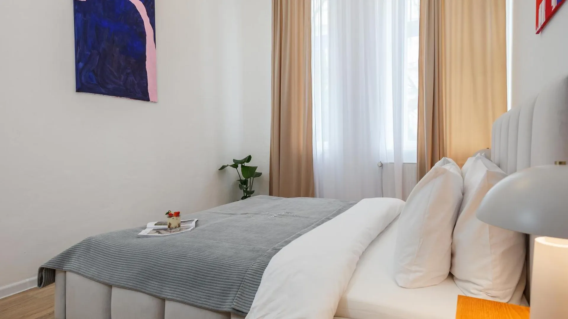 Oomph Berlin 3Br Apt With Light Tones And Artwork