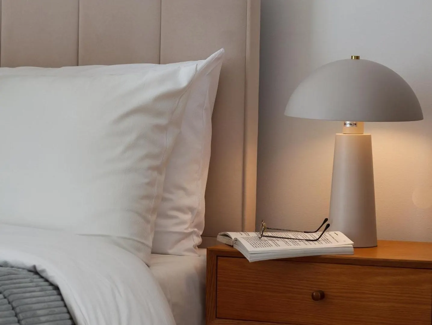 Apartament Oomph Berlin 3Br Apt With Light Tones And Artwork