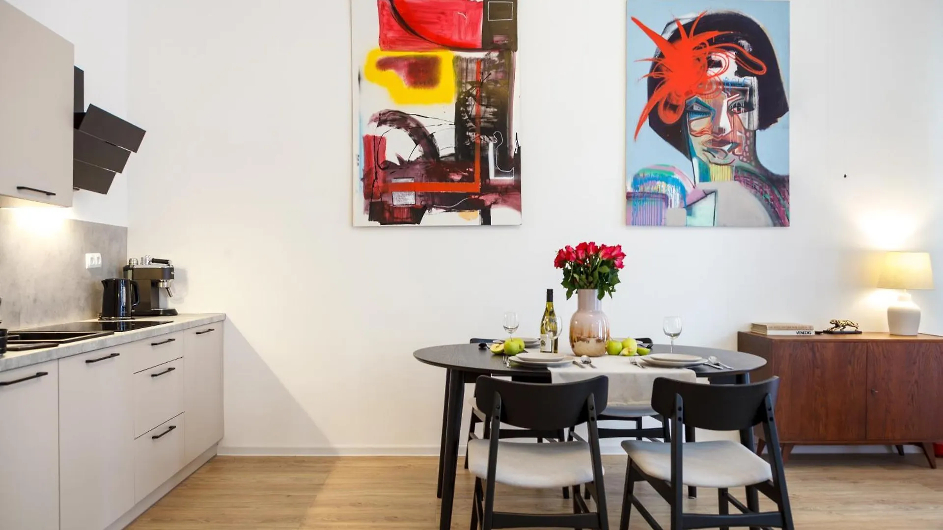 Apartament Oomph Berlin 3Br Apt With Light Tones And Artwork