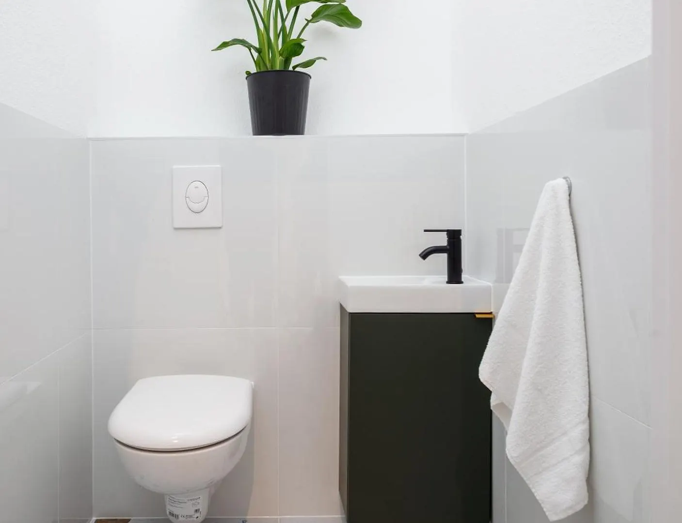 Oomph Berlin 3Br Apt With Light Tones And Artwork