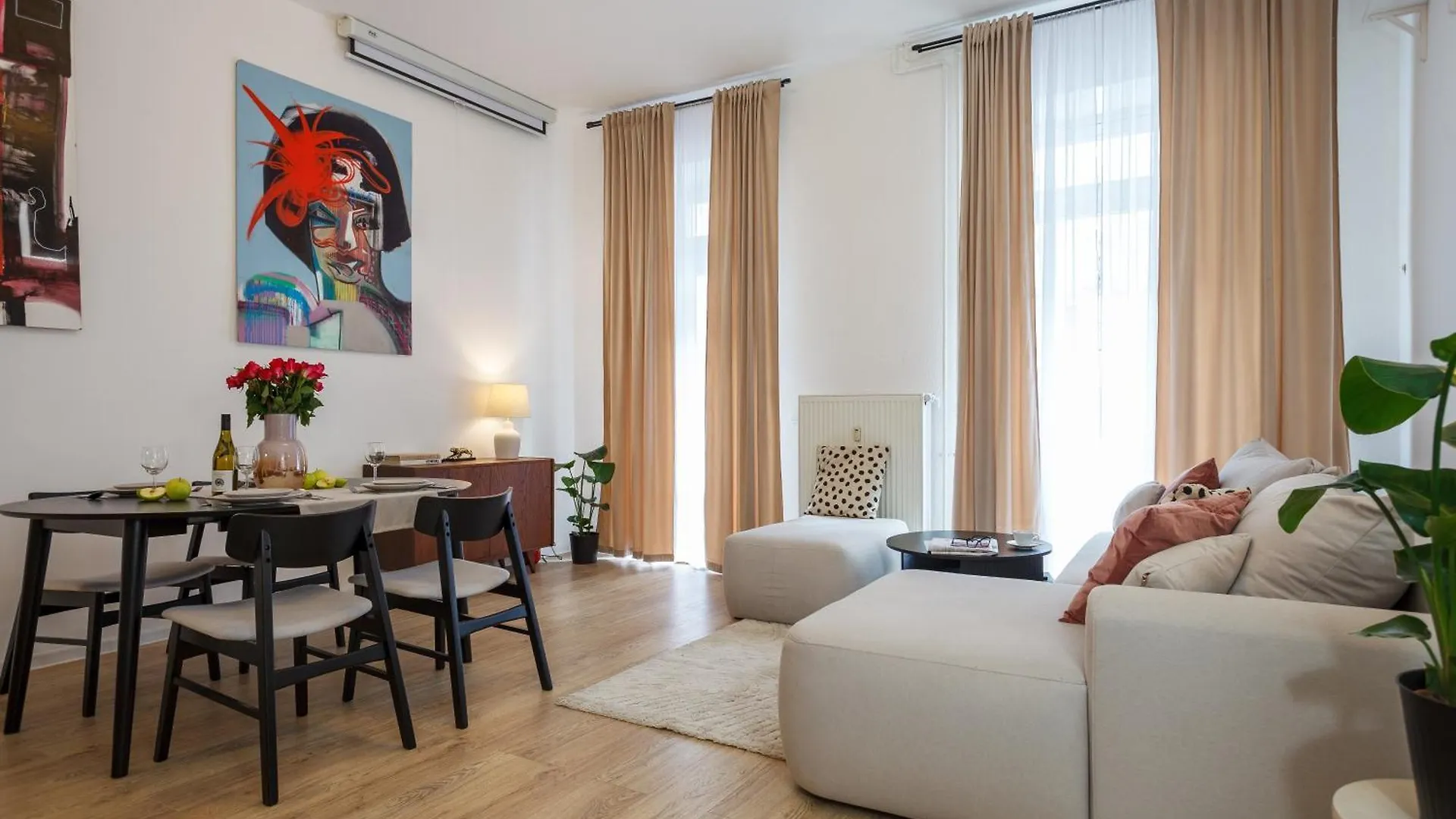 Apartament Oomph Berlin 3Br Apt With Light Tones And Artwork