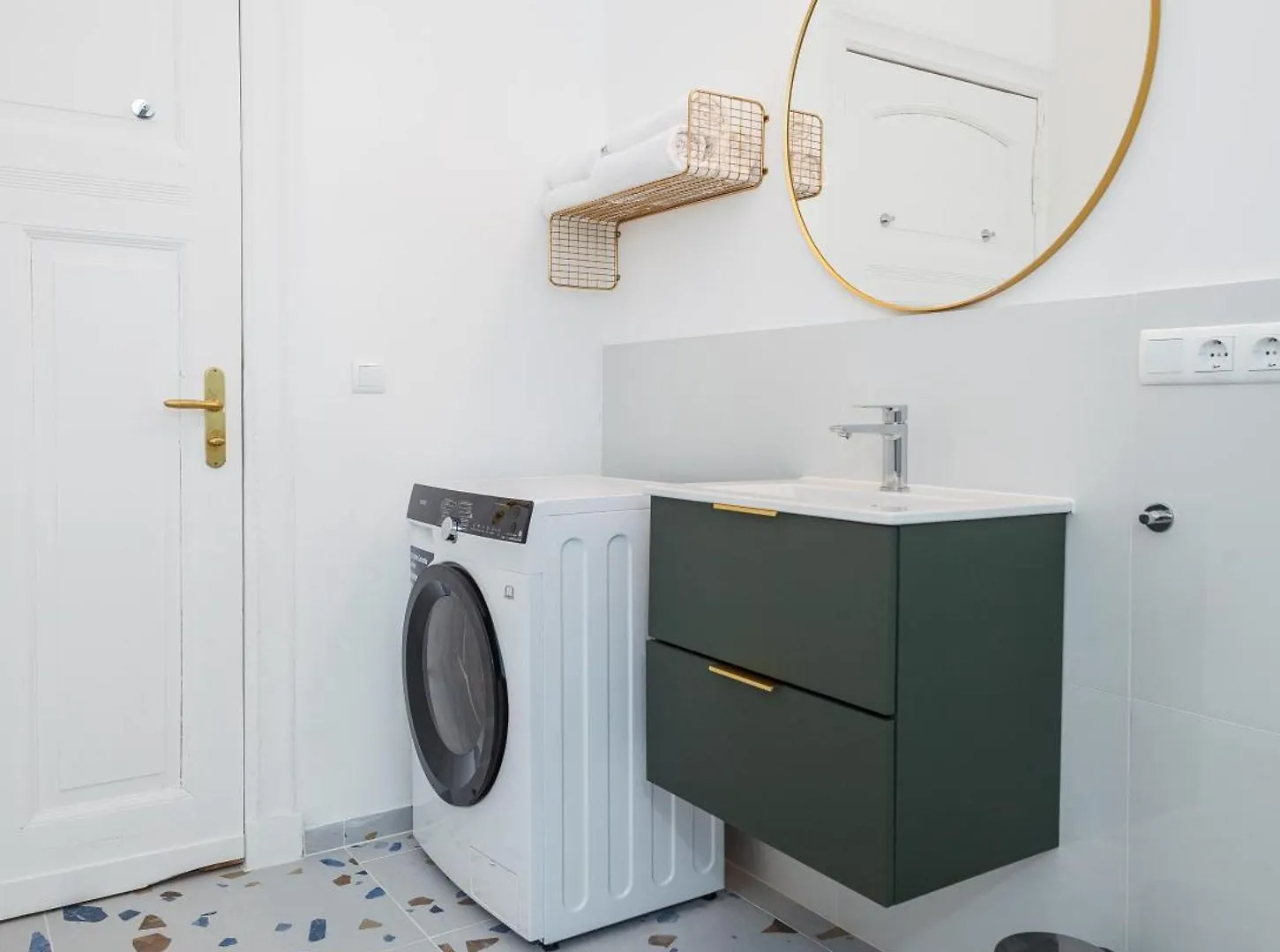 Apartament Oomph Berlin 3Br Apt With Light Tones And Artwork