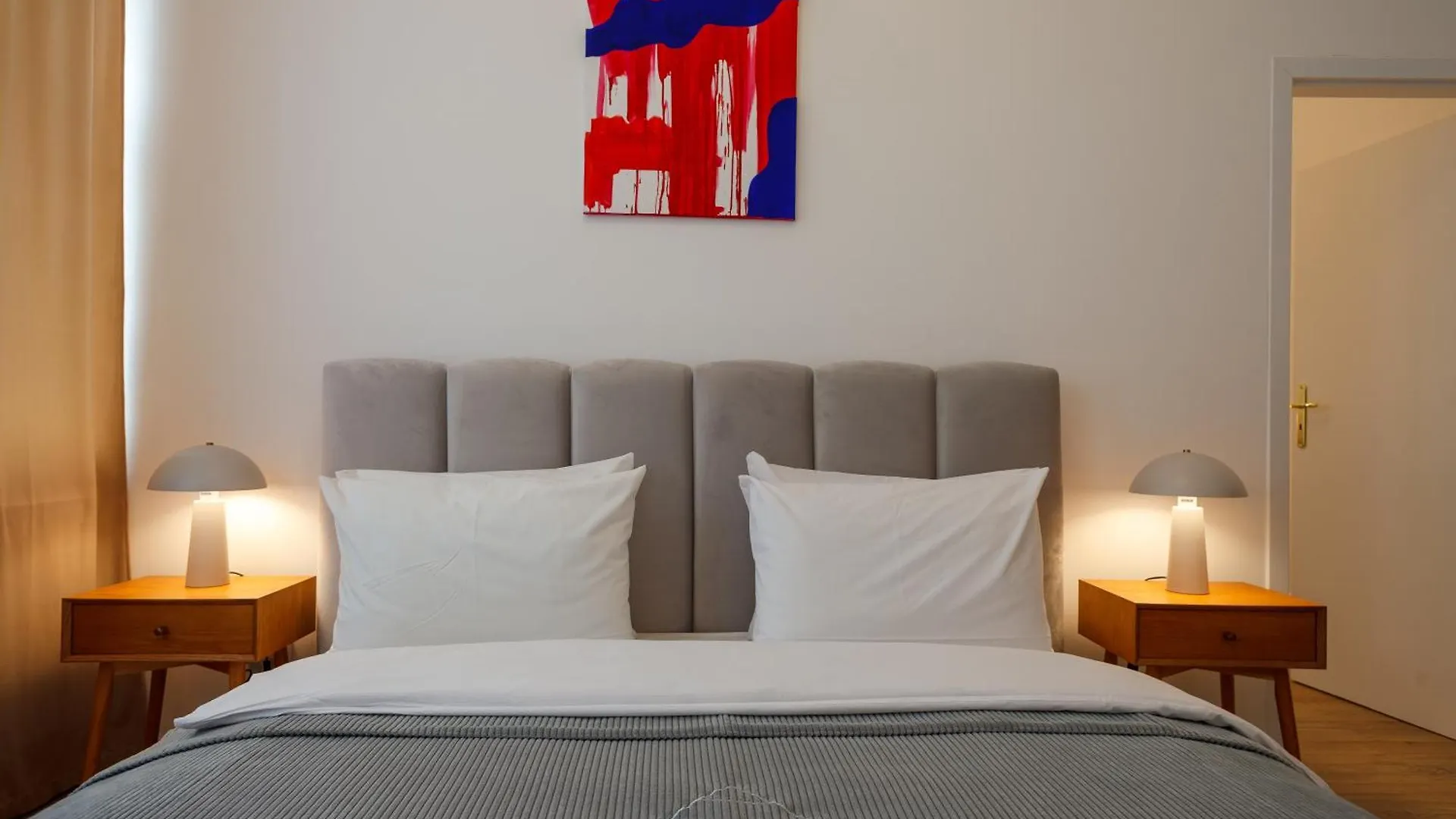 Oomph Berlin 3Br Apt With Light Tones And Artwork