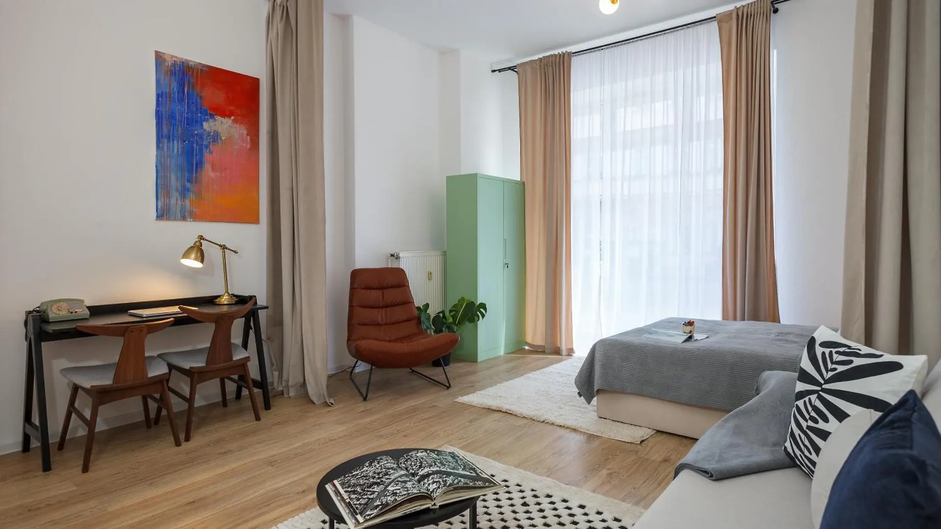 Oomph Berlin 3Br Apt With Light Tones And Artwork