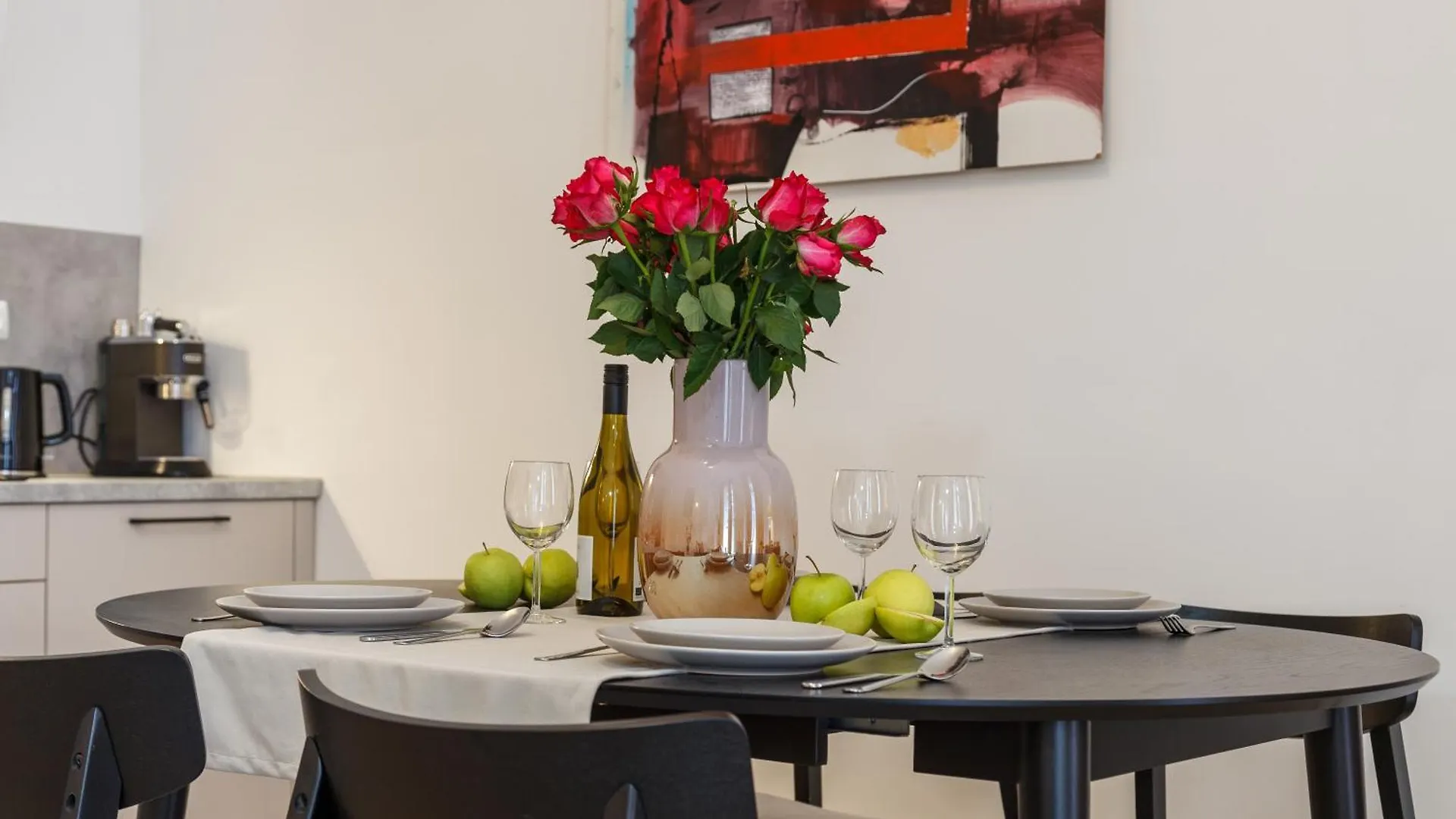 Oomph Berlin 3Br Apt With Light Tones And Artwork Appartement