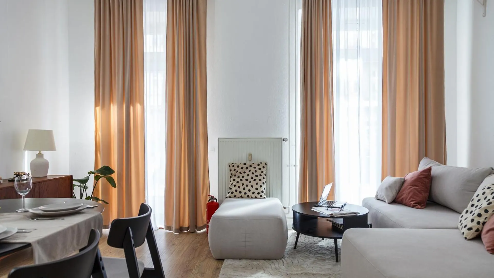 Oomph Berlin 3Br Apt With Light Tones And Artwork