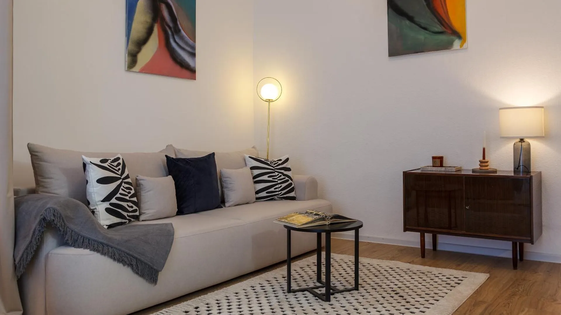Oomph Berlin 3Br Apt With Light Tones And Artwork Appartement